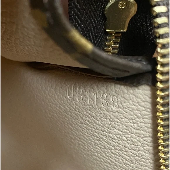 Louis Vuitton toiletry pouch 19 - Picture 12 of 12